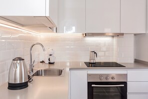 Een koelkast, een microgolfoven, een oven, een kookplaat