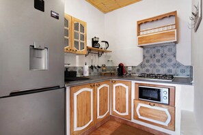 Kjøleskap, mikrobølgeovn, kokeplater og oppvaskmaskin