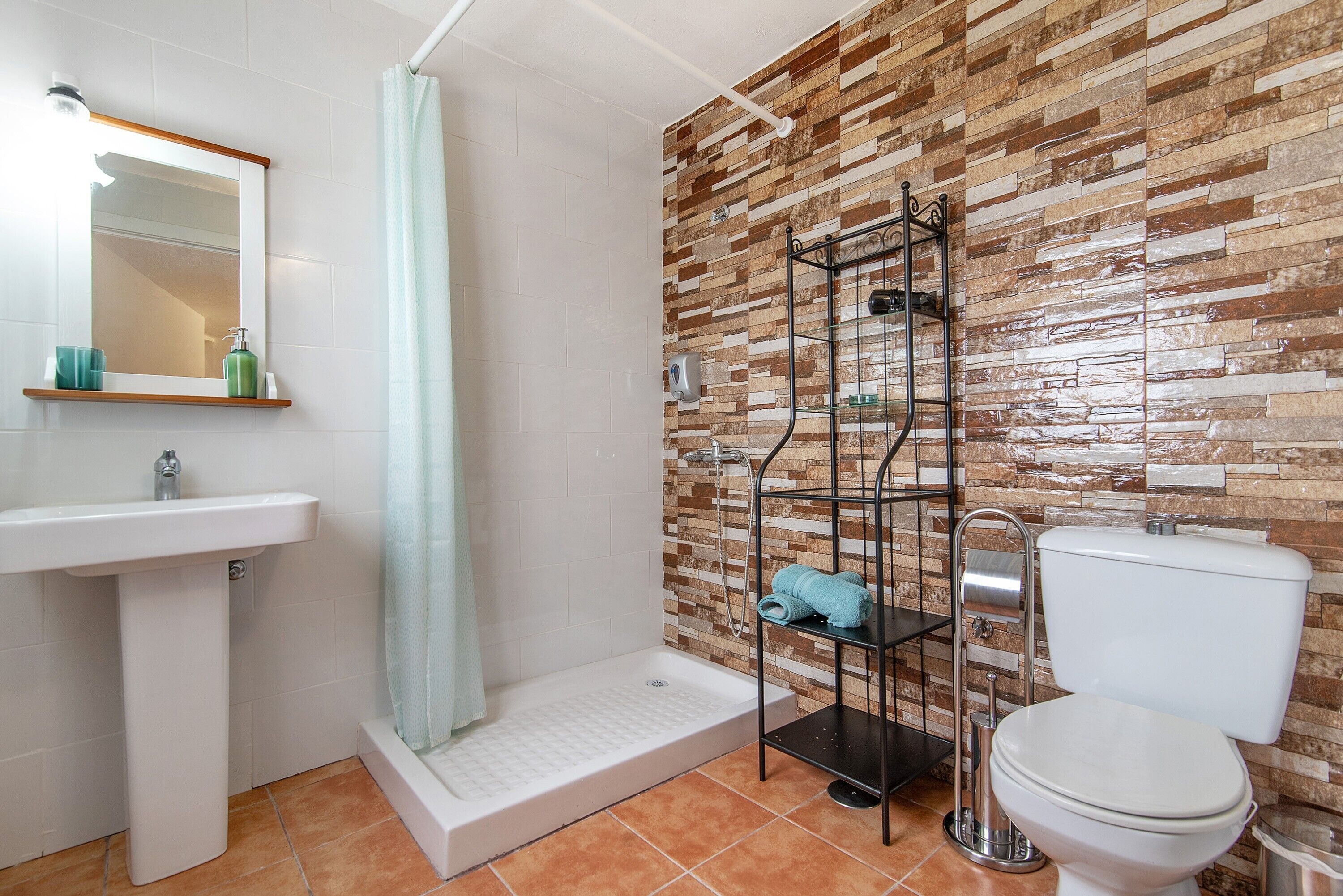 Een douche, een haardroger, handdoeken