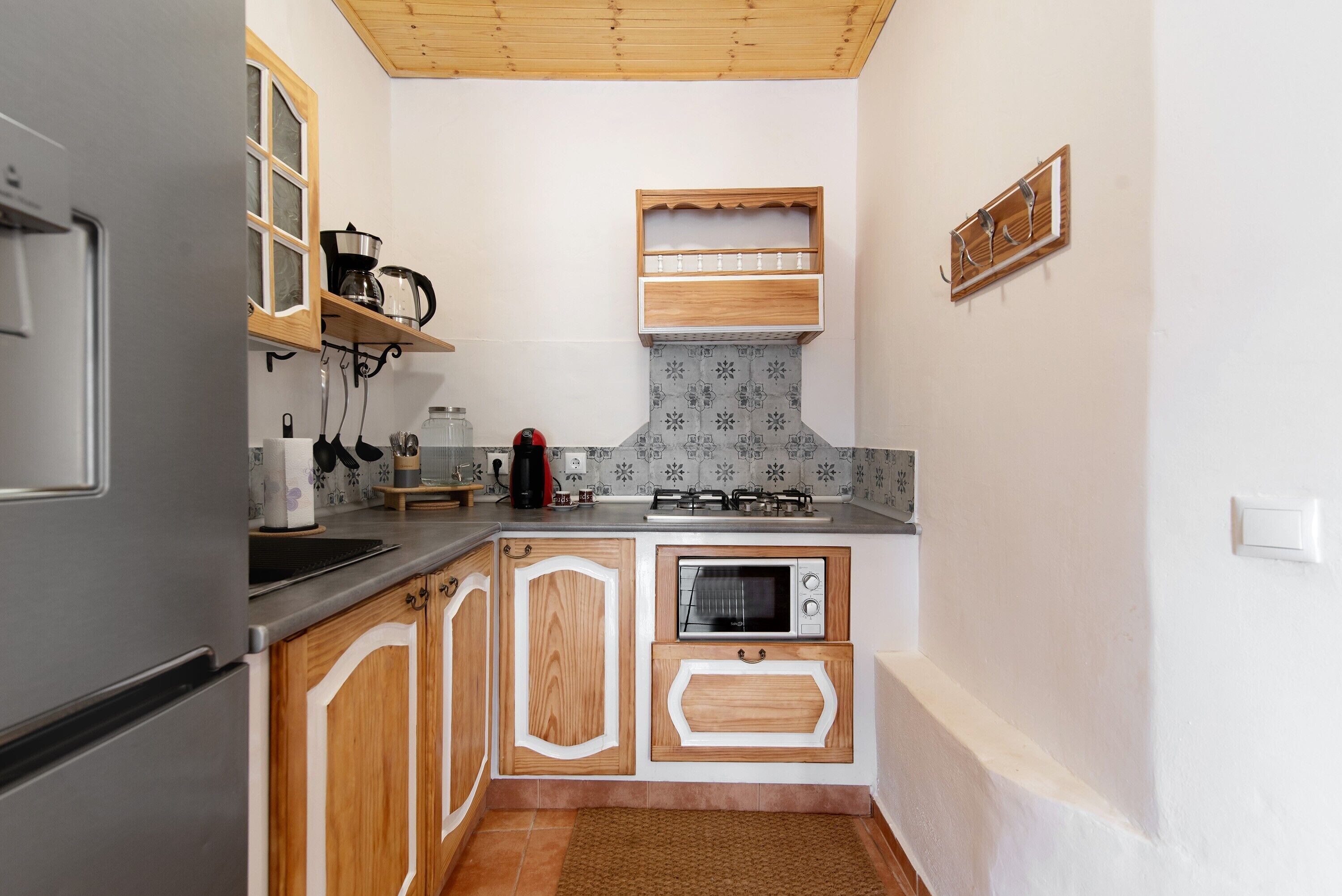 Kylskåp, mikrovågsugn, spishäll och diskmaskin