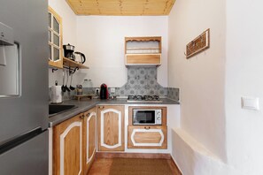 Réfrigérateur, micro-ondes, plaque de cuisson, lave-vaisselle