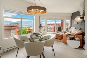 Televisión, chimenea y tenis de mesa