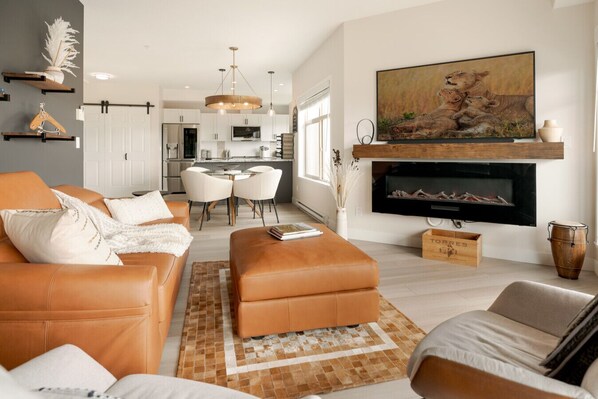 Fernseher, Kamin, Tischtennisplatte