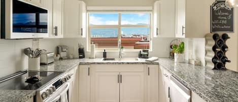 Refrigerador, microondas, horno, placa de cocina