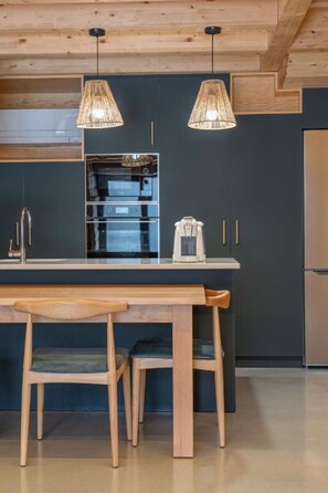 Fridge, microwave, oven, stovetop - Holiday Home 'Casa Da Eira' with Private Pool, Private Terrace and Air Conditioning (Vila Real)