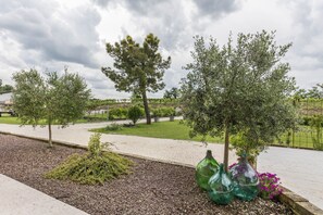 Property grounds - Holiday Apartment "Agriturismo Tenuta Corte Tese 2" with Shared Garden & Wi-Fi (Sona)