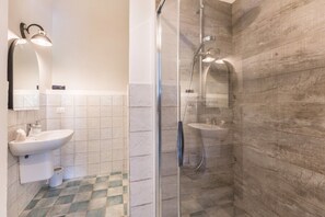 淋浴设施、吹风机、毛巾