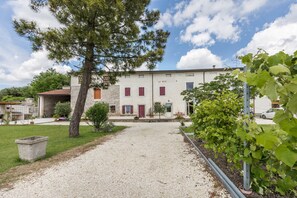 Exterior - Holiday Apartment "Agriturismo Tenuta Corte Tese 2" with Shared Garden & Wi-Fi (Sona)