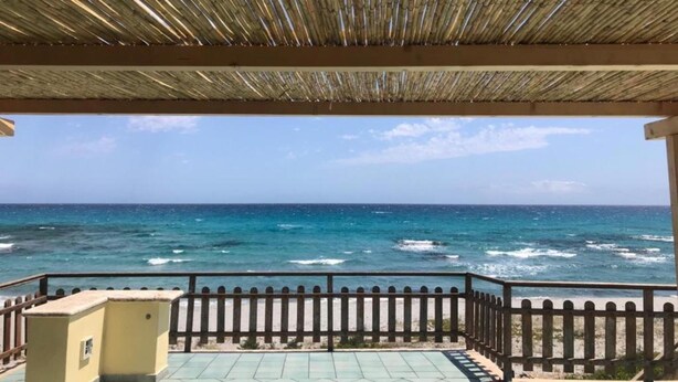 A covered outdoor area with a view of the ocean. - Villa 'Maria' with Sea View, Private Terrace and Wi-Fi (Cala Liberotto)
