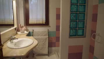 Dusche, Haartrockner, HandtĂŒcher