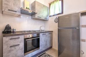 Fridge, oven, stovetop, coffee/tea maker