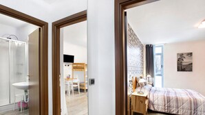 Ein Schlafzimmer mit Bett, Nachttisch und Fenster.