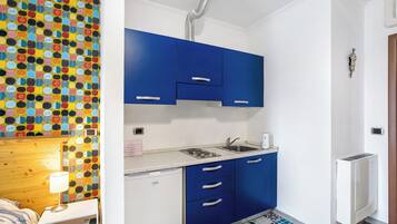 KĂŒhlschrank, Herdplatte, Kochgeschirr/Geschirr/Besteck