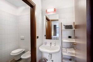 Dusch, hårtork och handdukar