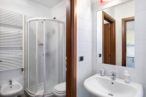 Dusche, Haartrockner, Handtücher