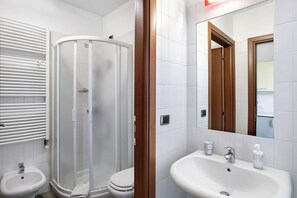 Ducha, secador de pelo, toallas