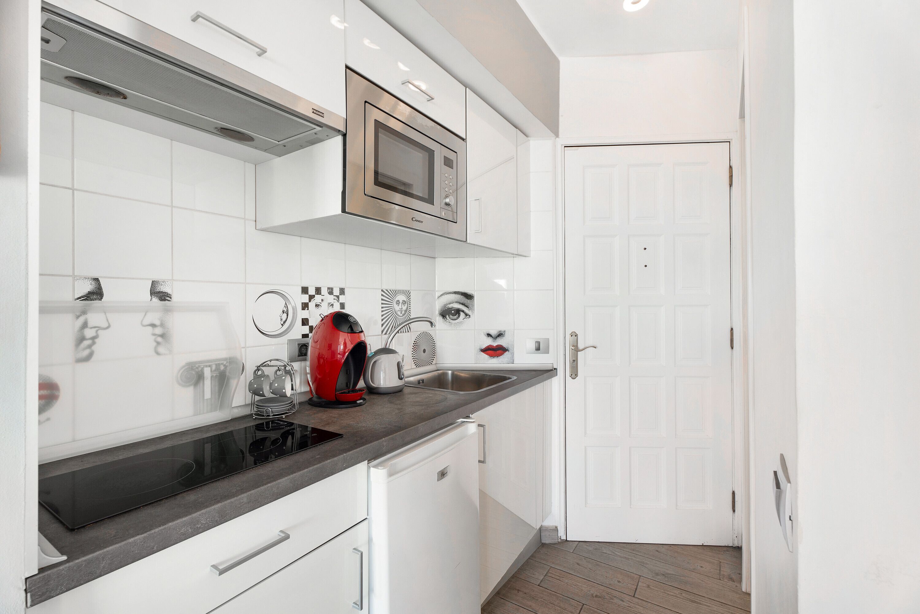 Refrigerador, microondas, parrilla de estufa y cafetera y tetera 