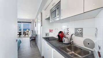 Réfrigérateur, micro-ondes, plaque de cuisson, cafetiÚre/bouilloire