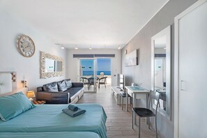 Tabla de planchar con plancha, wifi gratis y ropa de cama 