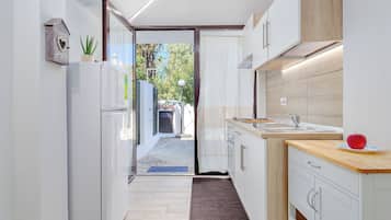 Fridge, oven, stovetop, coffee/tea maker