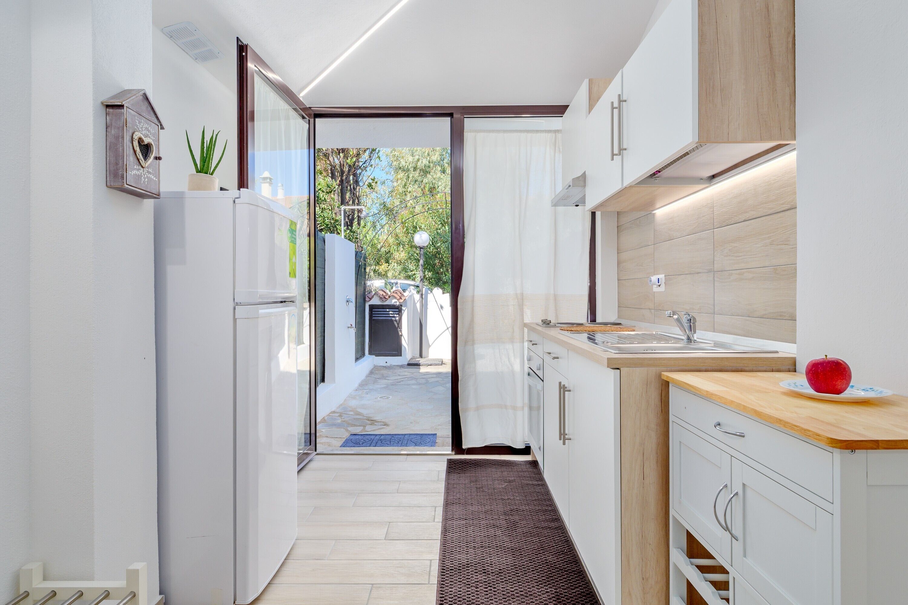 Frigorifero, forno, piano cottura, macchina per tè/caffè