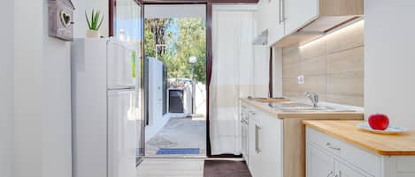 Fridge, oven, stovetop, coffee/tea maker