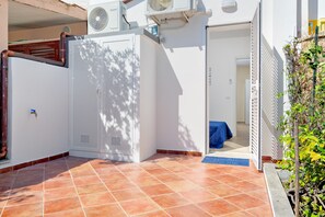 Property grounds - Vacation Home "Sea Wave House" with Private Garden and Wi-Fi (San Teodoro)