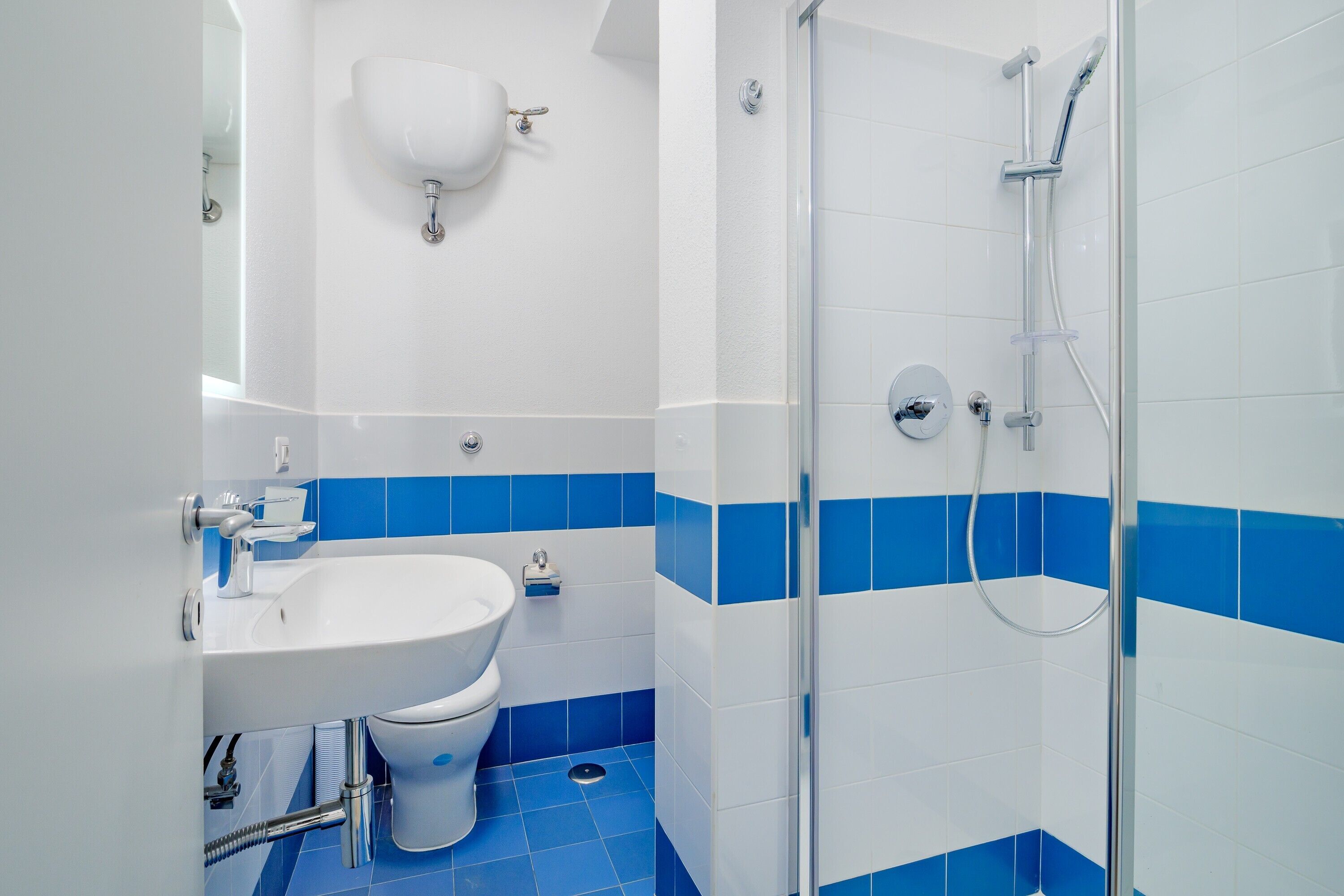 Ein Badezimmer mit Waschbecken, Toilette und Dusche.