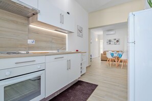 Geladeira, fogão, cooktop, cafeteira/chaleira