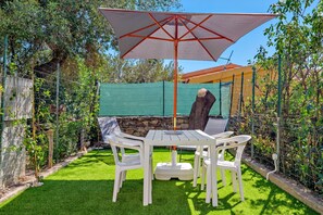 Outdoor dining - Vacation Home "Sea Wave House" with Private Garden and Wi-Fi (San Teodoro)