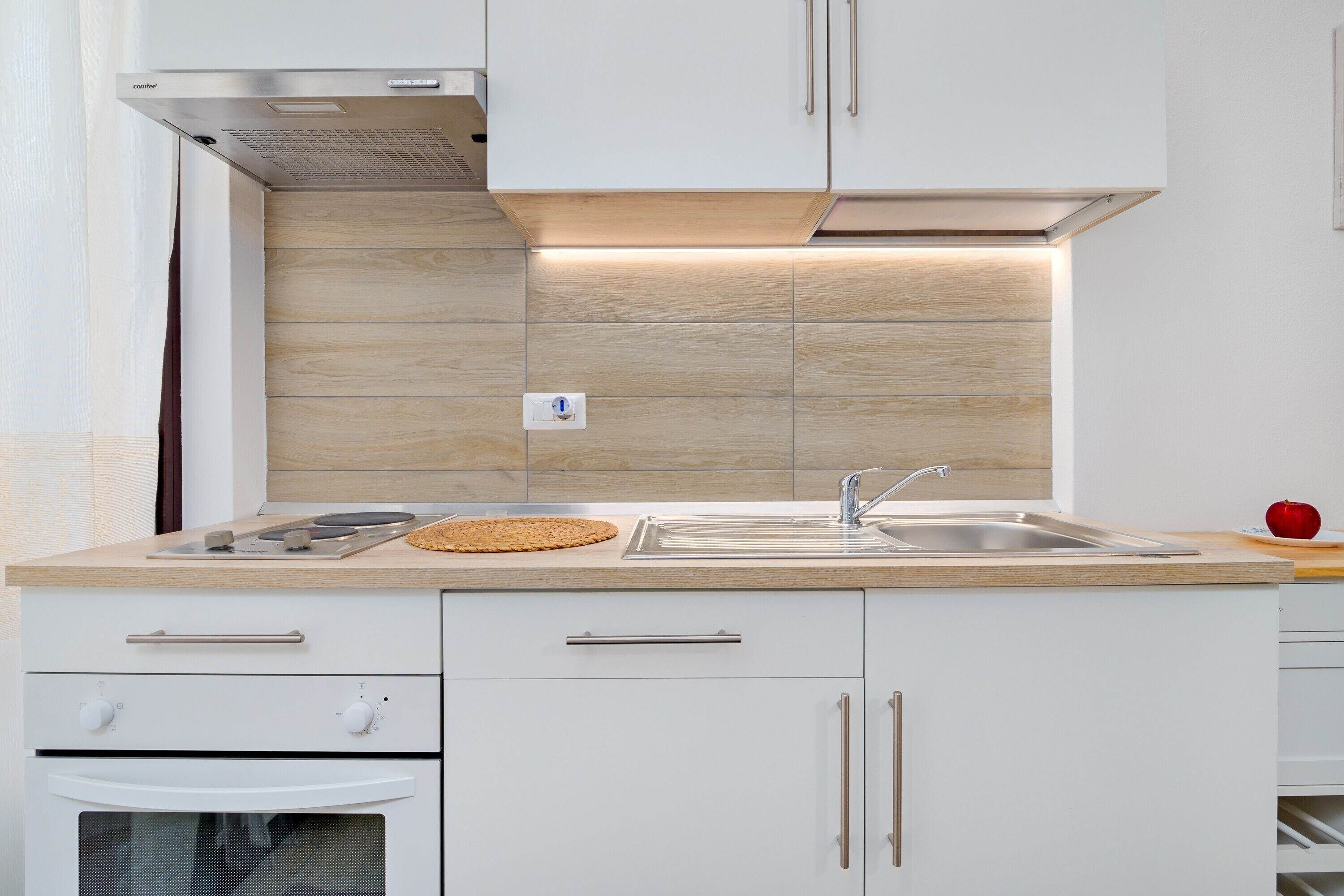 Frigorifero, forno, piano cottura, macchina per tè/caffè