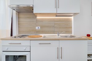 Fridge, oven, stovetop, coffee/tea maker - Vacation Home "Sea Wave House" with Private Garden and Wi-Fi (San Teodoro)