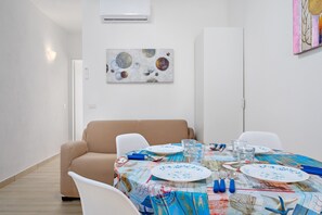 Dining - Vacation Home "Sea Wave House" with Private Garden and Wi-Fi (San Teodoro)
