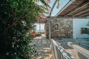 Terrace/patio - Holiday Home 'Karavi' with Private Terrace, Balcony and Air Conditioning (S???f??)