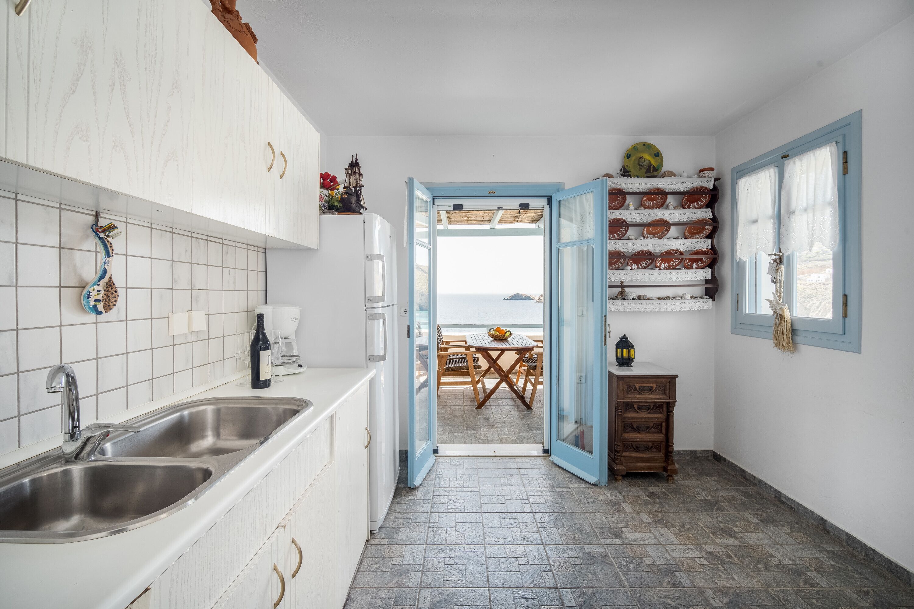 Frigorífic, placa de cuina i cafetera i tetera 