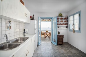 Réfrigérateur, plaque de cuisson, cafetiÚre/bouilloire