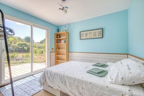 4 bedrooms, iron/ironing board, free WiFi, bed sheets - Villa 'Familiale Sur 3000m2 Avec Piscine' with Private Pool, Private Terrace and Wi-Fi (Biscarrosse)