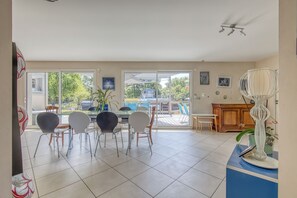Dining - Villa 'Familiale Sur 3000m2 Avec Piscine' with Private Pool, Private Terrace and Wi-Fi (Biscarrosse)