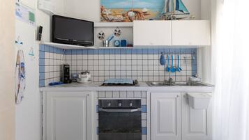 Kylskåp, mikrovågsugn, ugn och spishäll