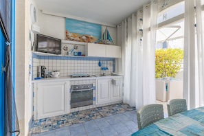 Frigorifero, microonde, forno, piano cottura