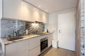 Jääkaappi, mikroaaltouuni, uuni, liesi