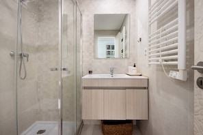 Shower, hair dryer, towels