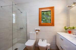 Douche, sèche-cheveux, serviettes fournies