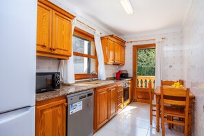 Fridge, microwave, oven, stovetop - Holiday Home 'Ses Nines' with Private Terrace, Wi-Fi and Air Conditioning (Mal Pas-Bon Aire)