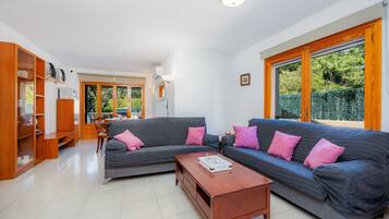 Una televisión, una chimenea