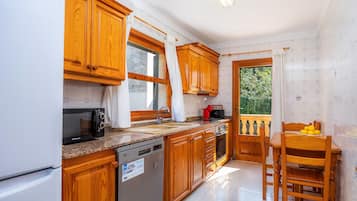 Een koelkast, een magnetron, een oven, een kookplaat