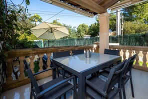 Outdoor dining - Holiday Home 'Ses Nines' with Private Terrace, Wi-Fi and Air Conditioning (Mal Pas-Bon Aire)