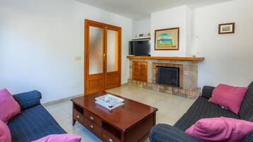 Una televisión, una chimenea