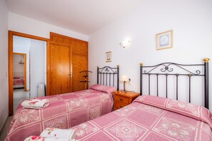 4 chambres, fer et planche à repasser, Wi-Fi gratuit, draps fournis