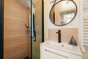 Shower, hair dryer, towels - Cottage 'Gîte La Marinière' with Private Terrace and Private Garden (Plurien)